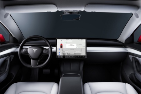 Tesla начала использовать камеры в салонах машин для слежения за вниманием водителя при активном Autopilot