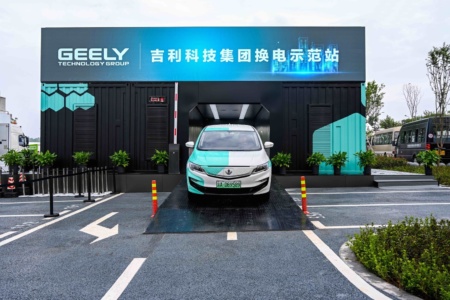 Geely открыл в Китае станции автоматической замены батарей электромобилей, которые справляются с процессом всего за 1 минуту [видео]