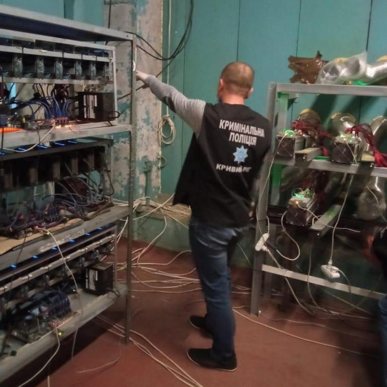 У Кривому Розі поліція викрила ферму для майнінгу криптовалюти, яка була незаконно підключена до електромережі
