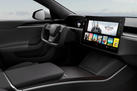 «Cамый быстрый серийный автомобиль». Илон Маск анонсировал начало поставок Tesla Model S Plaid в начале июня