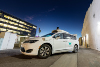 Самоуправляемый автомобиль Waymo заблокировал дорогу в нетипичной обстановке, а затем пытался скрыться от команды помощи