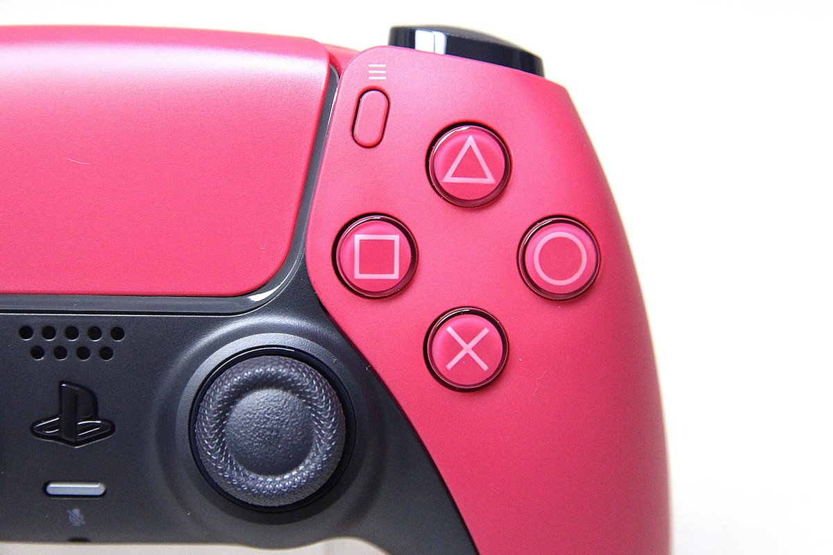 В сети появились реальные фото контроллеров DualSense в красном и черном цветах [+ сравнение с DualShock 4 и геймпадом Xbox]