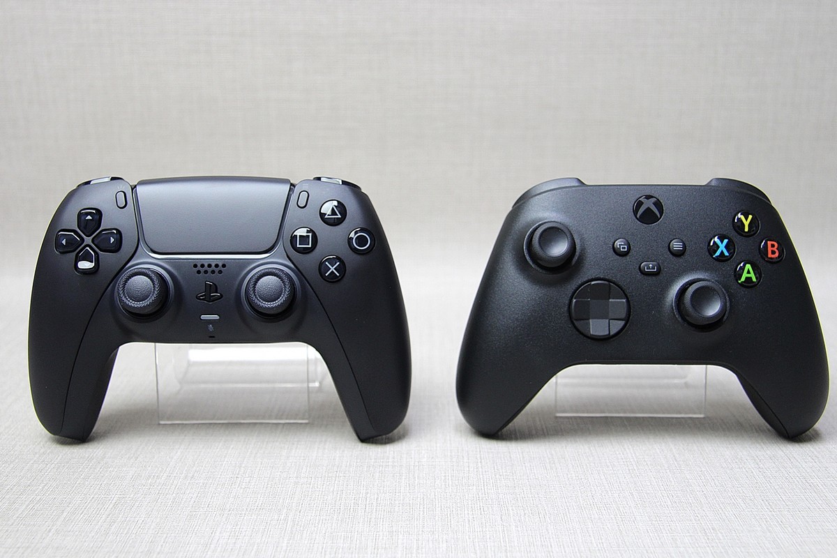 В сети появились реальные фото контроллеров DualSense в красном и черном цветах [+ сравнение с DualShock 4 и геймпадом Xbox]