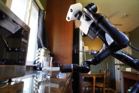 В Toyota Research Institute научили роботов более эффективно работать в домашних условиях за счёт распознавания прозрачных и отражающих поверхностей