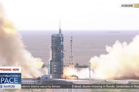 Китай впервые отправил экипаж на свою новую орбитальную станцию