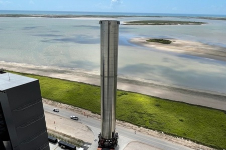 SpaceX впервые выкатила 70-метровый прототип сверхтяжелой ракеты Super Heavy — первой ступени Starship