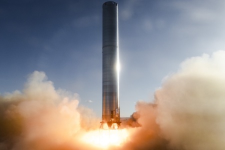 SpaceX провела первые огневые испытания 70-метровой ракеты Super Heavy с тремя двигателями Raptor