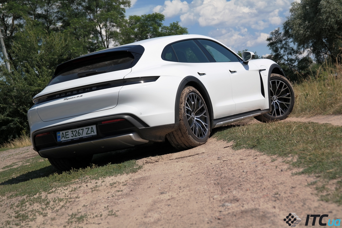 «Первый взгляд» на Porsche Taycan Cross Turismo (и на зарядку 270 кВт)