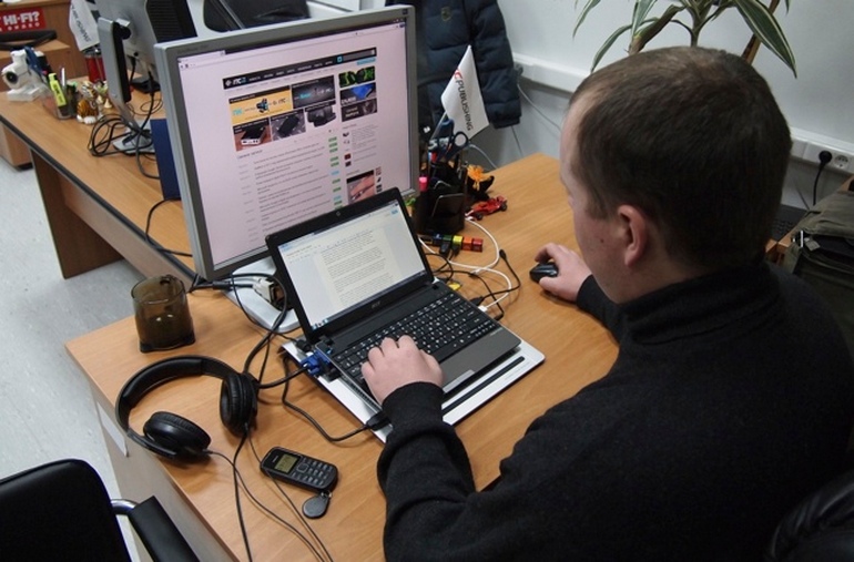 В Україні запатентували "двоповерховий" ноутбук з основним та додатковим відкидним екраном