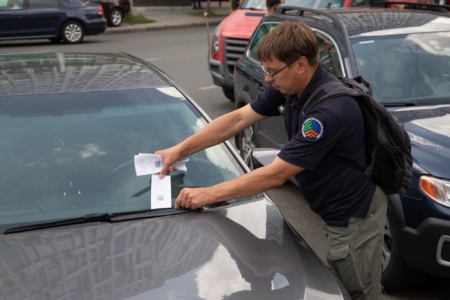 «Двотижнева лояльність»: З 1 липня почали діяти нові тарифи на паркування в центрі Києва, але до 16 липня інспектори не будуть штрафувати водіїв
