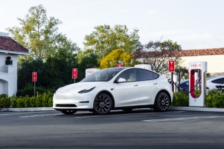 Tesla подняла стоимость электромобилей Model S и Model X на $5,000 и начала принимать европейские заказы на сделанные в Китае Model Y