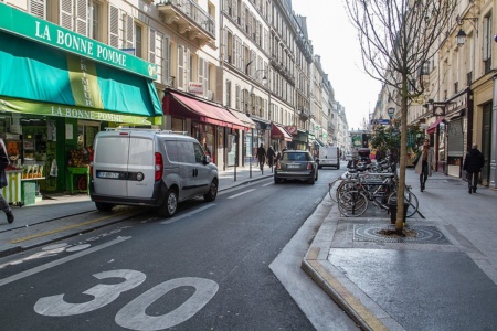 Париж обмежив швидкість автомобілів майже на всіх вулицях до 30 км/год — для підвищення безпеки руху та зниження шуму