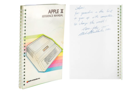 Инструкцию по эксплуатации компьютера Apple II, подписанную Стивом Джобсом, продали на аукционе за $787,483