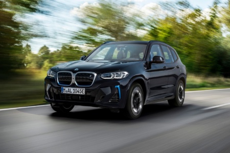 В Україні оголосили передзамовлення та офіційні ціни на оновлений електрокросовер BMW iX3 — від 1,97 млн грн