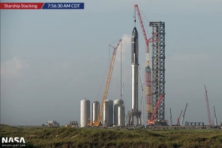 SpaceX соединила Super Heavy Booster 4 и Starship 20 для первого орбитального полета. Вместе их длина достигает 120 метров — как тебе такое, Джефф Безос?