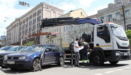У Києві припинила роботу служба евакуації автомобілів через обшуки у інспекції з паркування, під час яких вилучили сервери