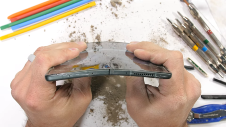 Samsung Galaxy Z Fold 3 выжил в тестах на прочность «разрушителя гаджетов» Зака Нельсона