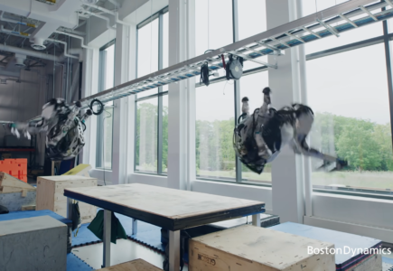 Boston Dynamics показала, как её двуногий робот Atlas прыгает и кувыркается