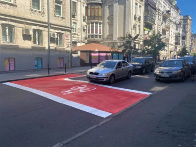 У Києві влаштували лівоповоротні велосипедні зони очікування, що покращують видимість велосипедистів на перехресті