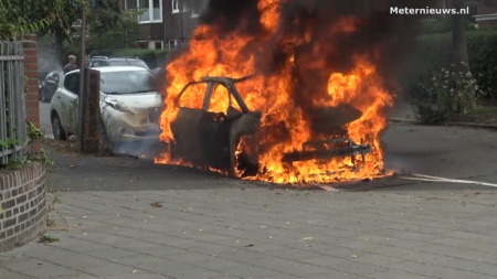 В Нидерландах электромобиль Volkswagen ID.3 загорелся на улице сразу после зарядки [видео]