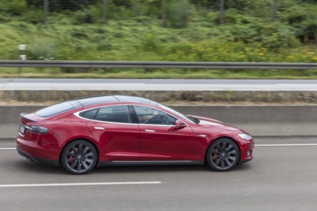 Продажи электромобилей Tesla превысили два миллиона штук
