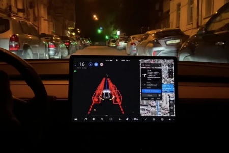 «Пиратскую» версию автопилота Tesla FSD испытали в центре Киева