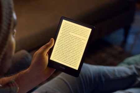 Amazon представила обновленный ридер Kindle Paperwhite с 6,8-дюймовым экраном, разъемом USB-C, «теплой» подсветкой и Signature-версией (32 ГБ и Qi)