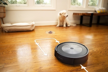 Новый робот-пылесос iRobot Roomba j7+ получил искусственный интеллект, который распознает и позволяет избегать экскрементов домашних животных