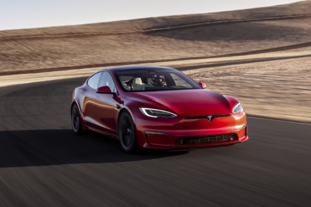 Tesla Model S Plaid установил новый рекорд трассы Нюрбургринг для серийных электромобилей, пройдя круг за 7:30.9 со средней скоростью 166 км/ч [видео]