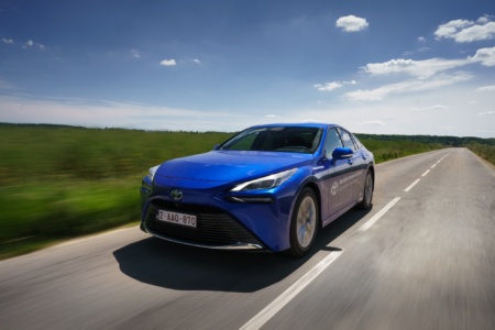 В Україні сертифікували перший водневий автомобіль — це Toyota Mirai (але поки його будуть заправляти в Польщі)