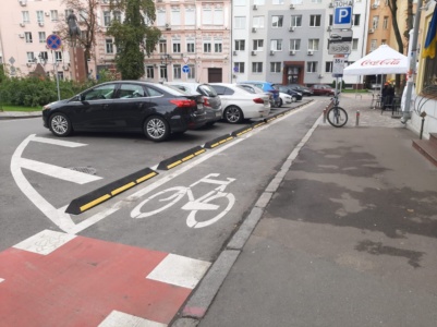 Уряд схвалив зміни в ПДР для велосипедистів, а у Києві вперше встановили гумовий борт для відокремлення велосипедної смуги