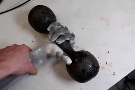 Польские инженеры создали роборуку с искусственными сухожилиями и мышцами. Выглядит и двигается очень похоже на настоящую