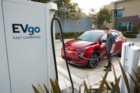 General Motors собирается установить 40 тыс. зарядных станций Ultium Charger и обогнать Tesla по продажам электромобилей к 2025 году