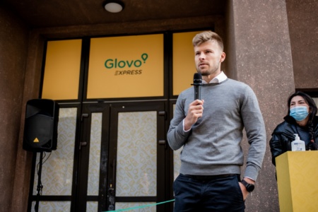 Glovo поділився результатами роботи перших мікрофулфілмент центрів Glovo Express в Україні: покрито 60% площі Києва, найвищий попит увечері, середній чек — 230 грн