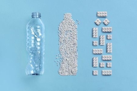 LEGO представила перший прототип «екологічної» цеглинки з переробленої пластмаси — з ПЕТ-пляшки виходить 10 цеглинок 2×4