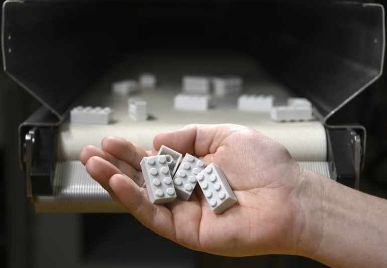LEGO представила перший прототип "екологічної" цеглинки з переробленої пластмаси - з ПЕТ-пляшки виходить 10 цеглинок 2x4
