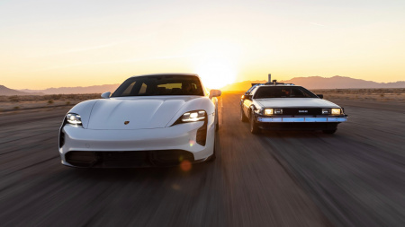 Видео дня: Porsche отметил день «Back to the Future» совместной поездкой Porsche Taycan и DeLorean DMC-12