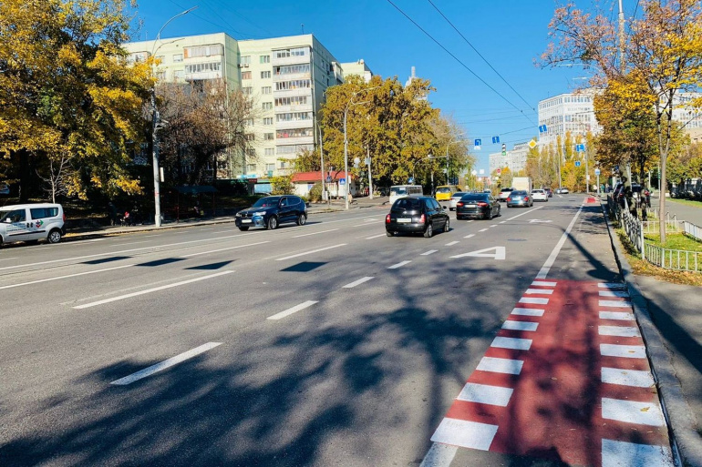 КМДА: В Києві вперше нанесли коробчасту розмітку, а також трансформували три автополоси в дві (плюс окремі смуги для ГТ та велосипедистів)
