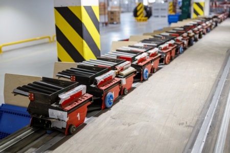 «Нова пошта» впроваджує роботів SBR та Deus Ex для сортування посилок та вантажів — їх вже встановили на 20 терміналах
