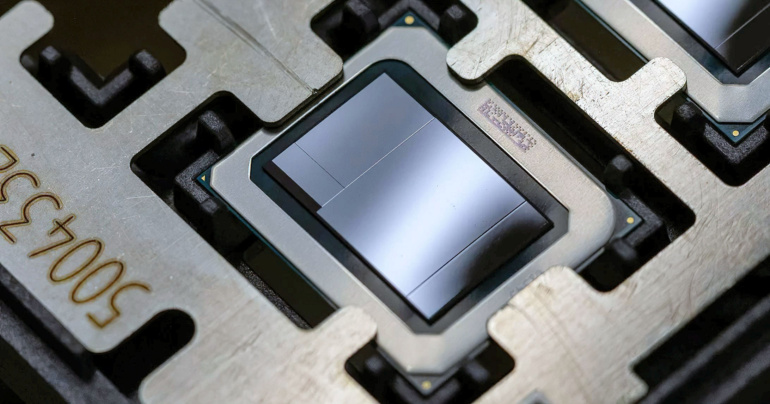 Опубликованы первые фотографии мобильных процессоров Intel 14-го поколения Meteor Lake. Они содержат по четыре функциональные плитки