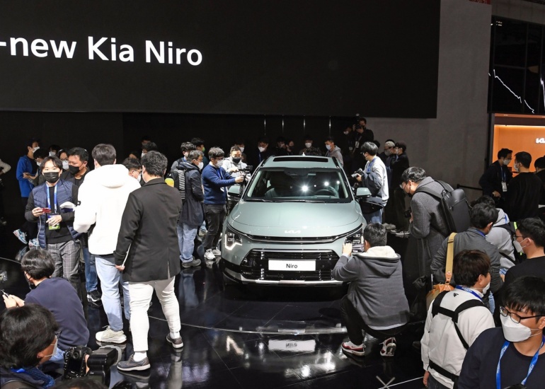 Корейцы представили обновленный кроссовер Kia Niro в гибридной и электрической версиях, продажи стартуют в 2022 году