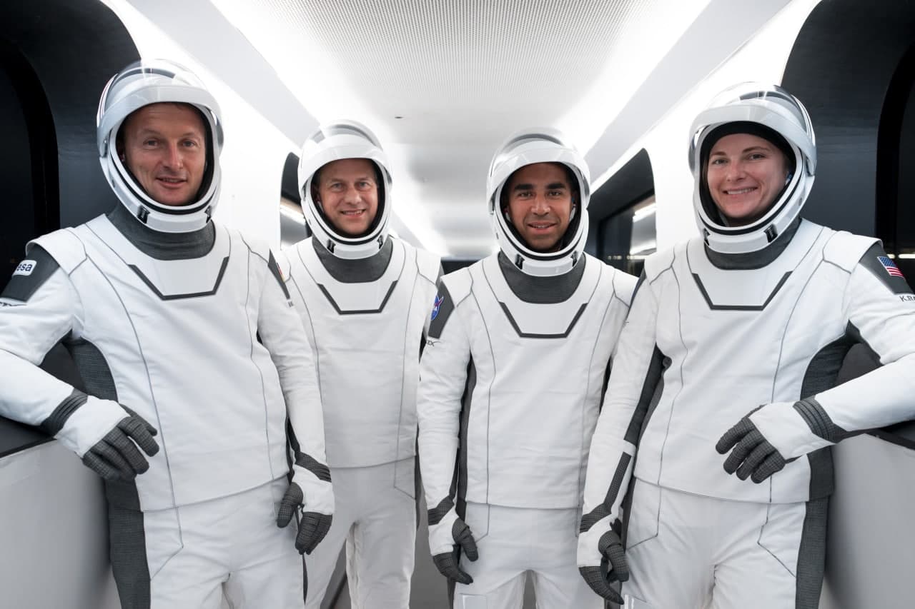 SpaceX успешно вернула с МКС на Землю астронавтов рекордной миссии Crew-2, а уже завтра на орбиту отправится экипаж Crew-3