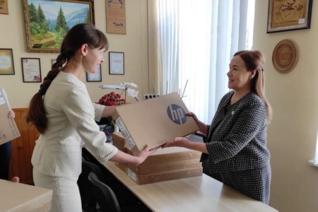 У рамках проєкту «Ноутбук кожному вчителю» доставлено вже 20 тис. комп’ютерів у 11 областях України (середня вартість ноутбука — 17,8 тис. грн)