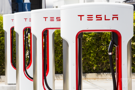 Tesla впервые открыла фирменные станции быстрой зарядки Supercharger для электромобилей конкурентов — и начала продавать домашние зарядные станции J1772