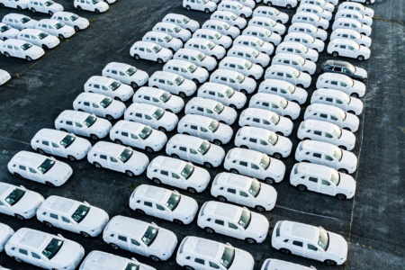 З початку року в Україну було імпортовано більше 470 тис. легкових автомобілів вартістю $3,3 млрд (більшість нових з Китаю, вживаних — з Німеччини)