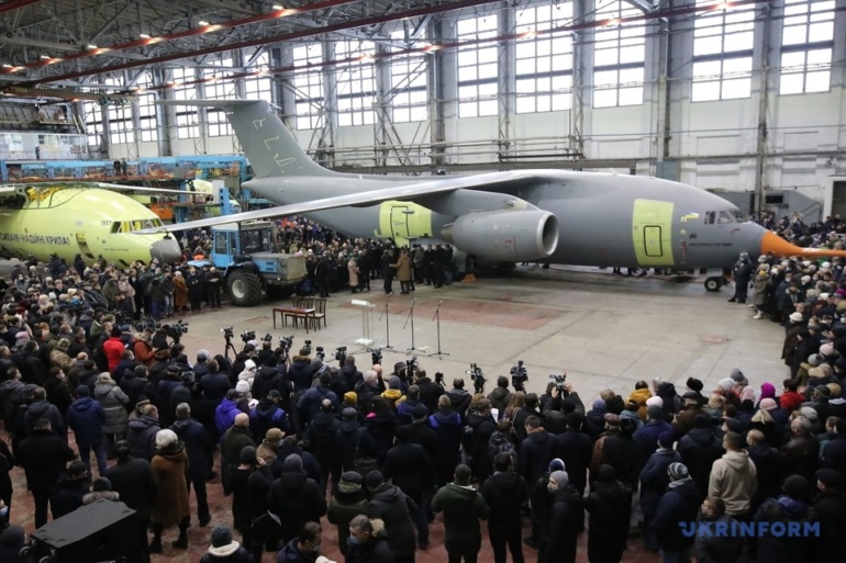 ДП «Антонов» показало новий військово-транспортний літак Ан-178-100Р