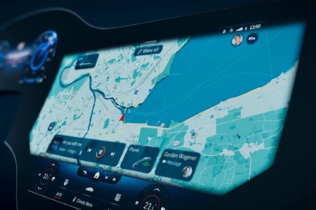 Mercedes-Benz убрала баг, позволявший смотреть видео на дисплеях MBUX Hyperscreen люксовых автомобилей во время движения