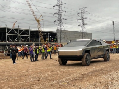 Илон Маск подтвердил выпуск нового варианта Tesla Cybertruck с четырьмя независимыми электромоторами — он сможет делать «танковый разворот» и передвигаться по диагонали «крабом»