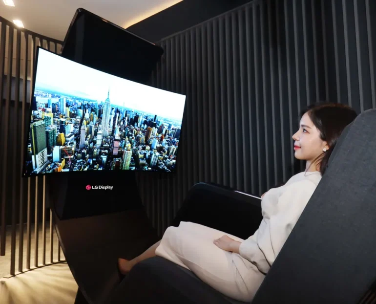 Крупный изогнутый OLED дисплей с креслом перед ним: LG Display подготовила к CES2022 концепты развлекательных систем