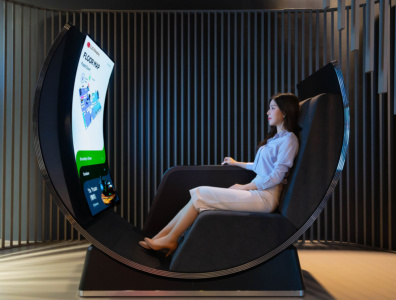 Крупный изогнутый OLED дисплей с креслом перед ним: LG Display подготовила к CES 2022 концепты развлекательных систем